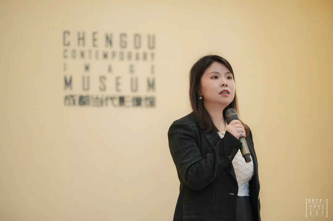 策展人陈姣皎于展览开幕式现场,成都当代影像馆,2026